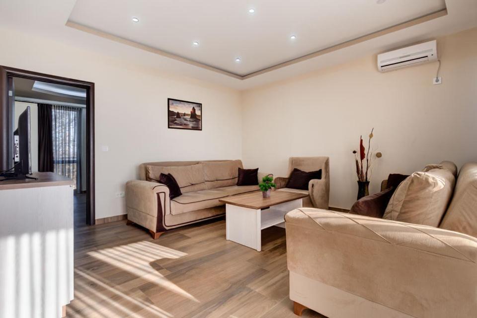 Hotel Zan Ulcinj Buitenkant foto