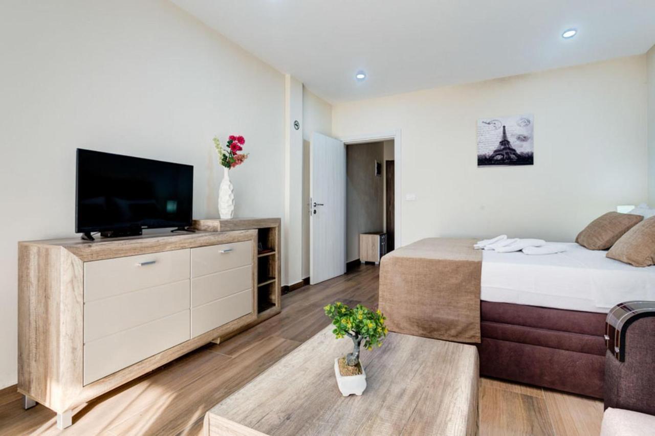 Hotel Zan Ulcinj Buitenkant foto