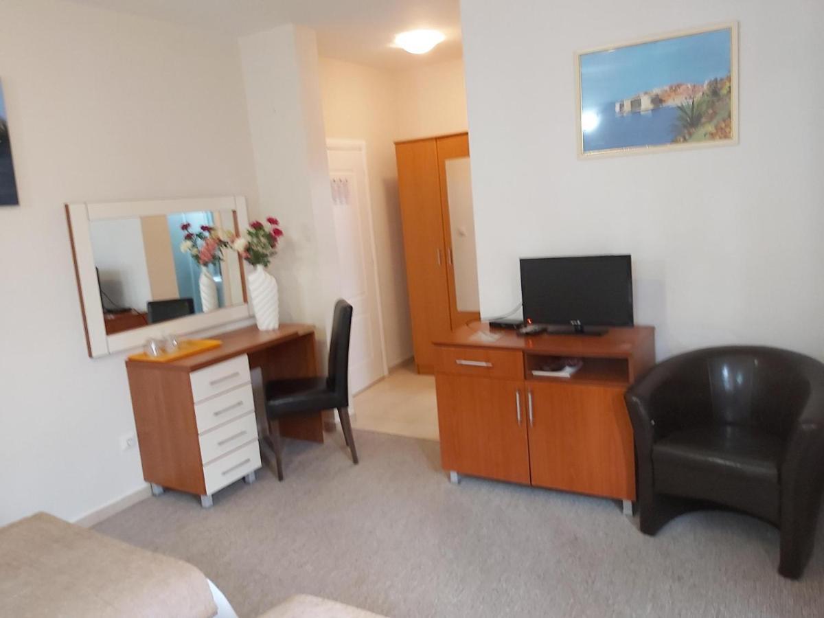 Hotel Zan Ulcinj Buitenkant foto
